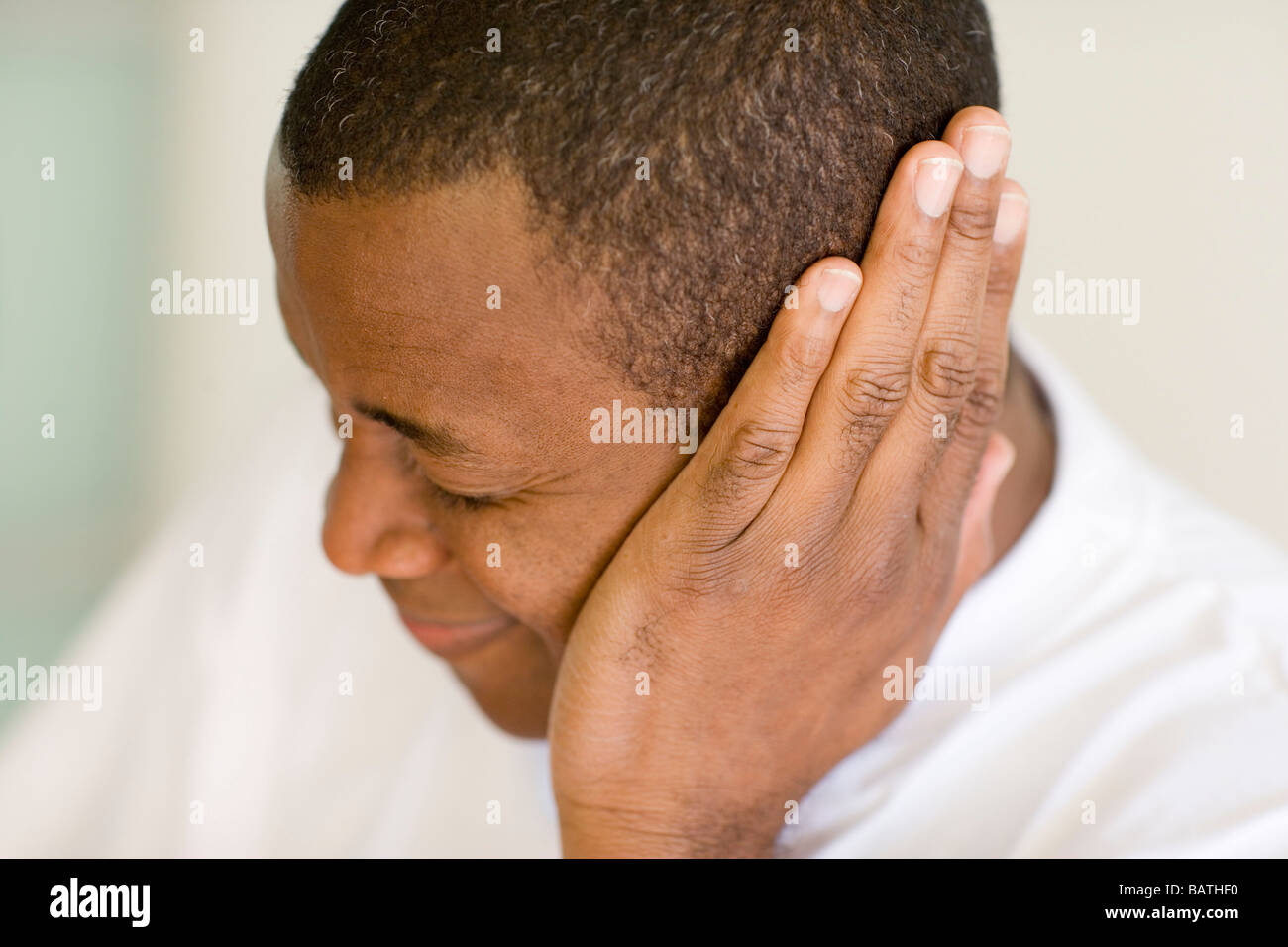 Il mal d'orecchi. L'uomo tenendo la mano al suo orecchio doloroso. Foto Stock