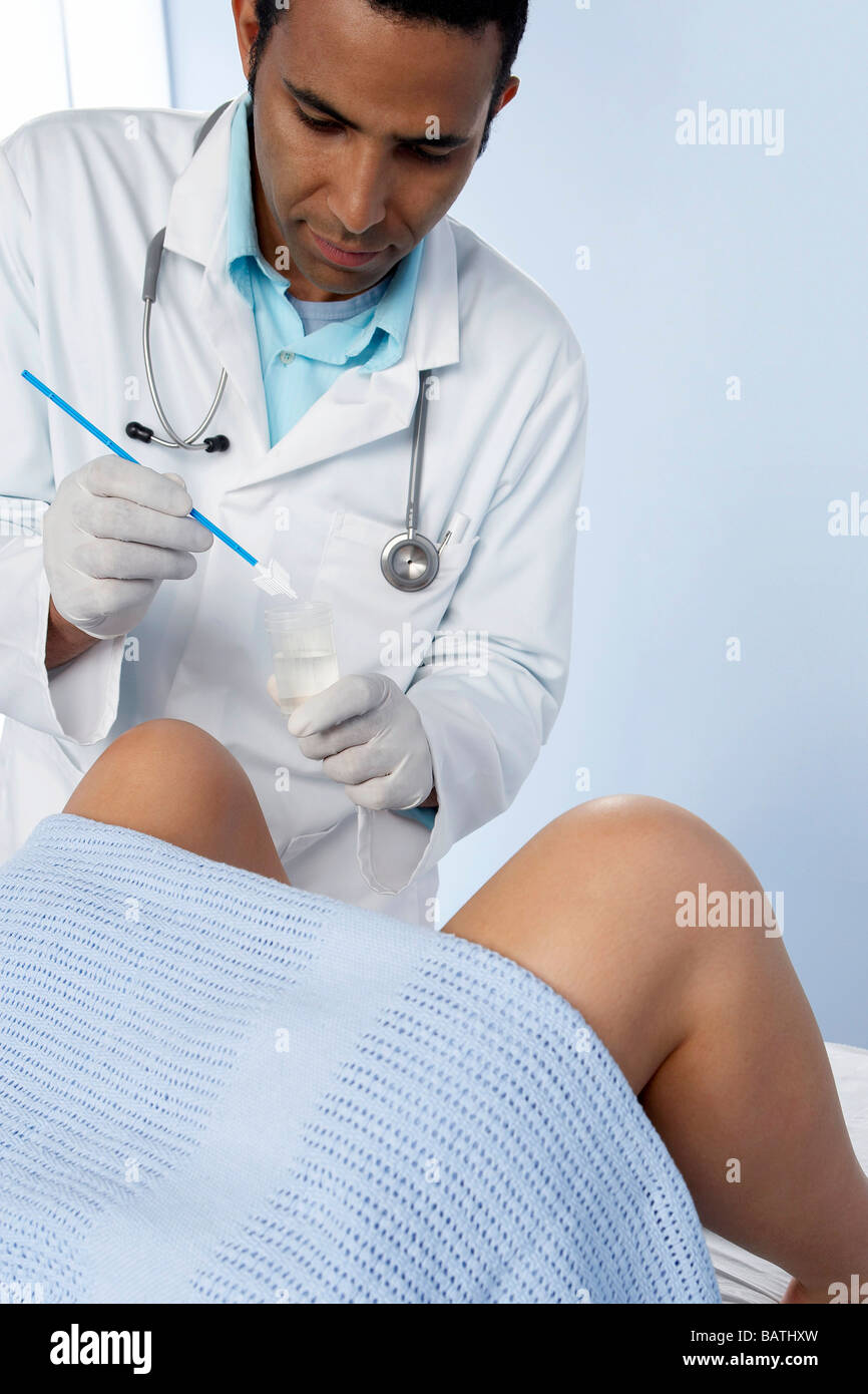 Medico ottenendo un lo striscio cervicale. Foto Stock