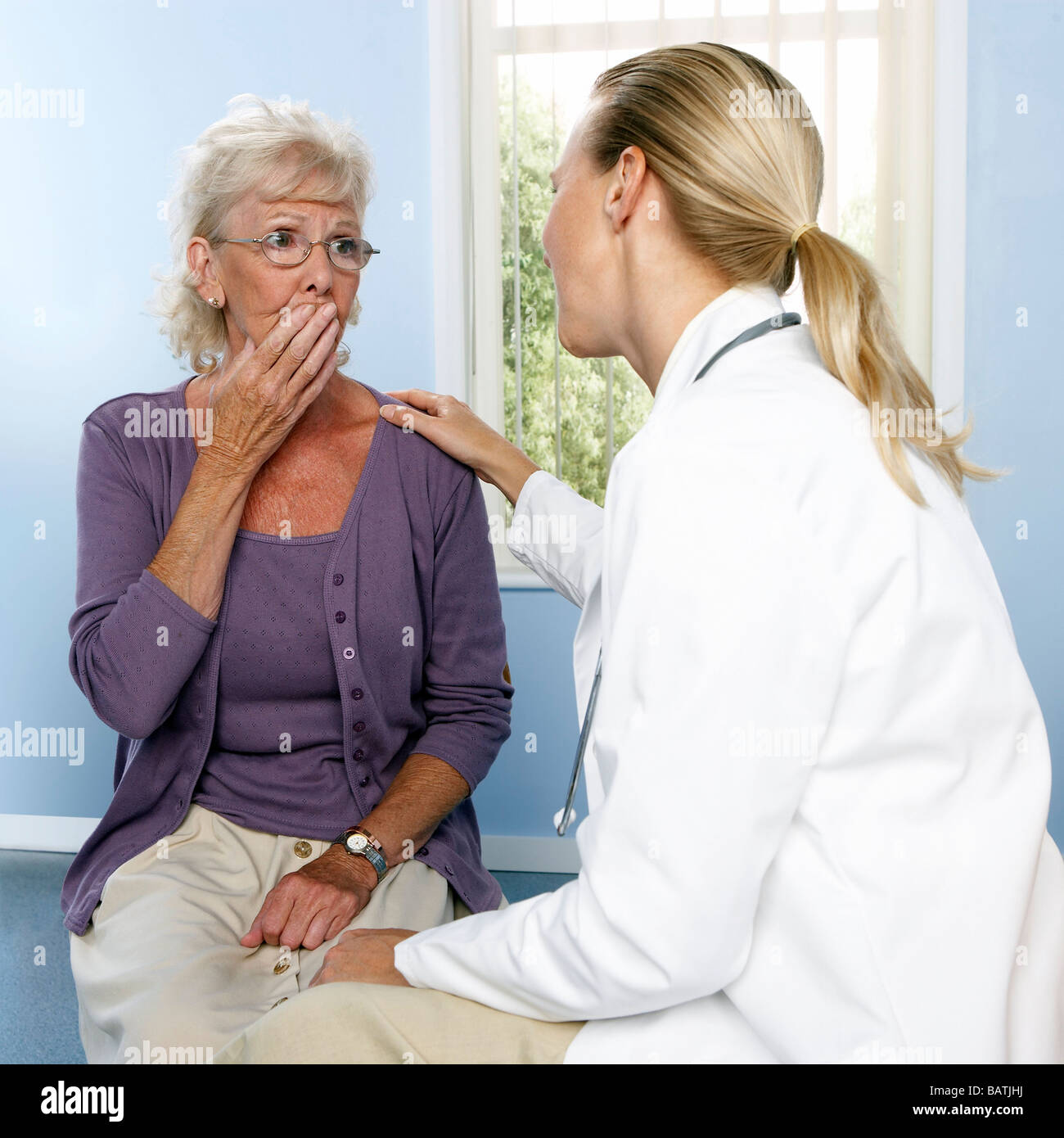 Ultime notizie cattive. Medico di Medicina Generale rompere le cattive notizie per un paziente anziano. Foto Stock
