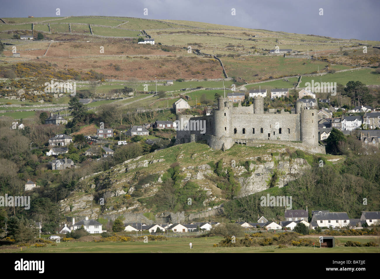 Città di Harlech, Galles. Alla fine del XIII secolo Harlech Castle, con il Royal St George Golf Club in primo piano. Foto Stock