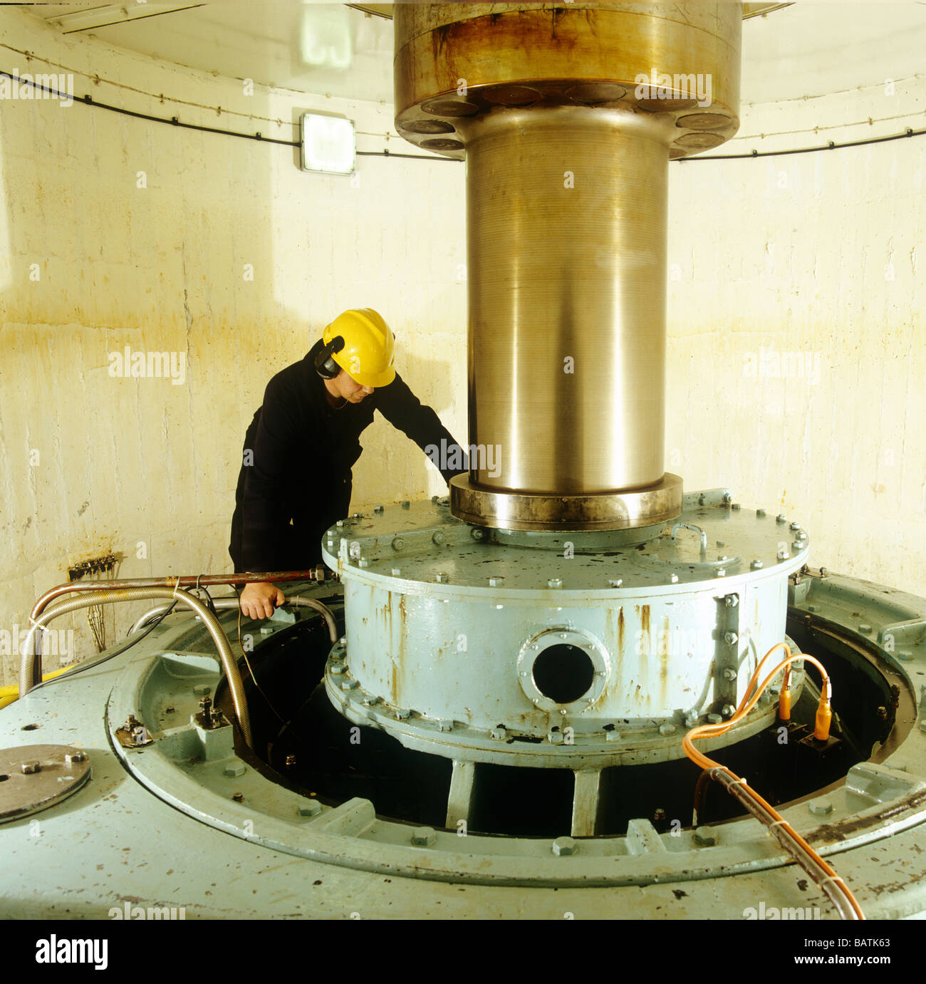 Idroelettrico generatore.lavoratore ispezione di un generatore in una stazione hydroelectricpower. Foto Stock