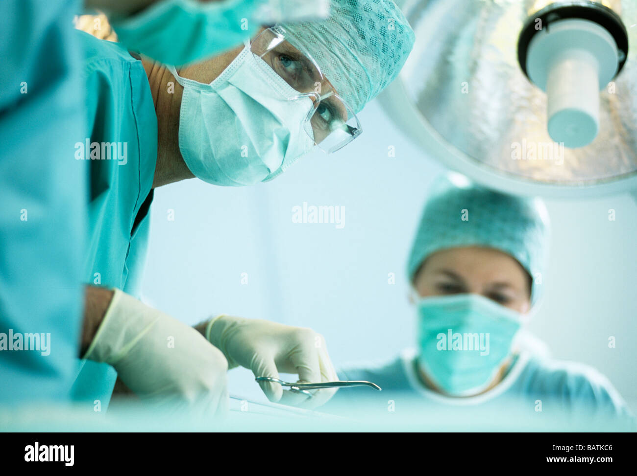 Il chirurgo e il suo teamduring un'operazione. Foto Stock