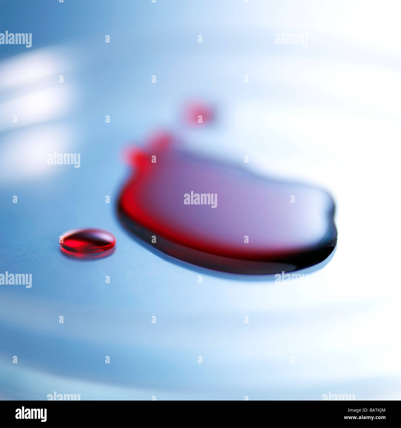 La ricerca di sangue. Pool di sangue in una capsula di petri (al di fuori della messa a fuoco). Foto Stock