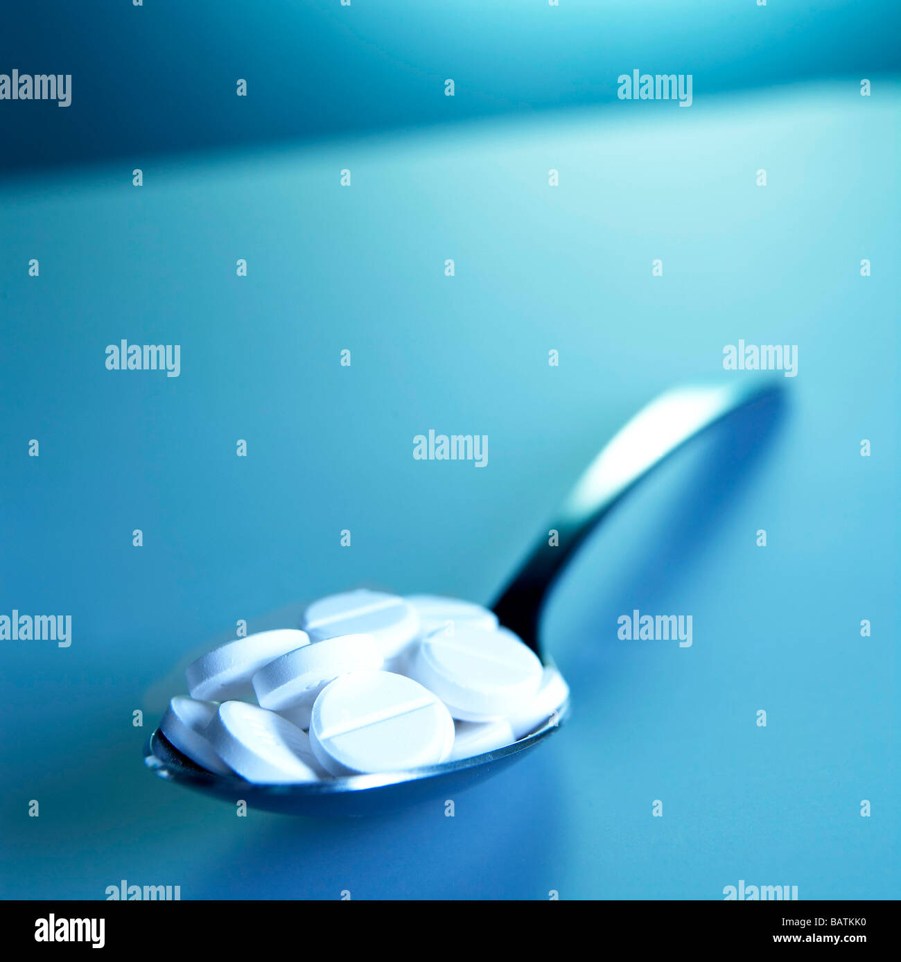 Antidolorifico overdose. Immagine concettuale di un cucchiaio pieno di dolore uccidendo compresse. Foto Stock