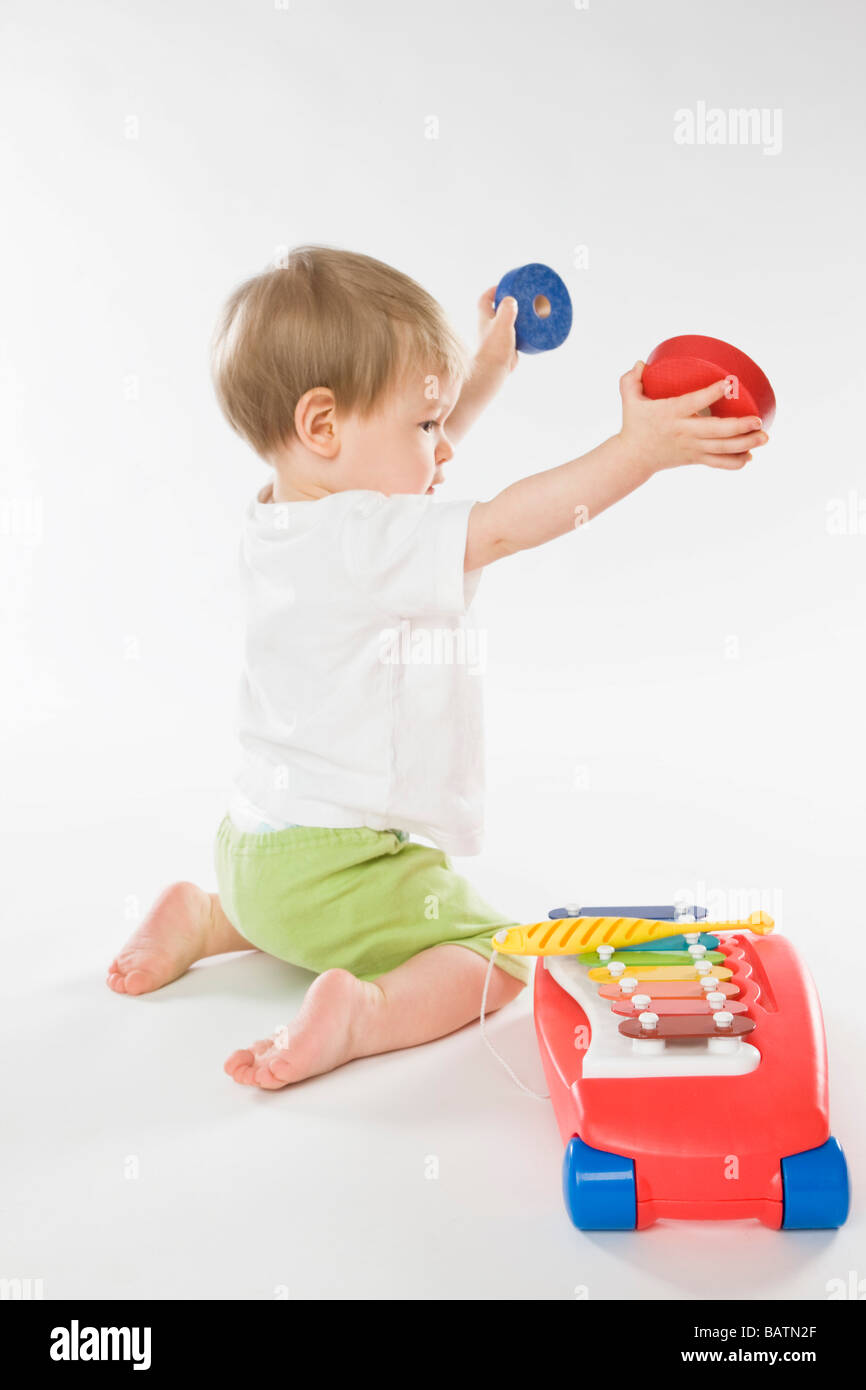 Baby boy giocare con giocattoli Foto Stock