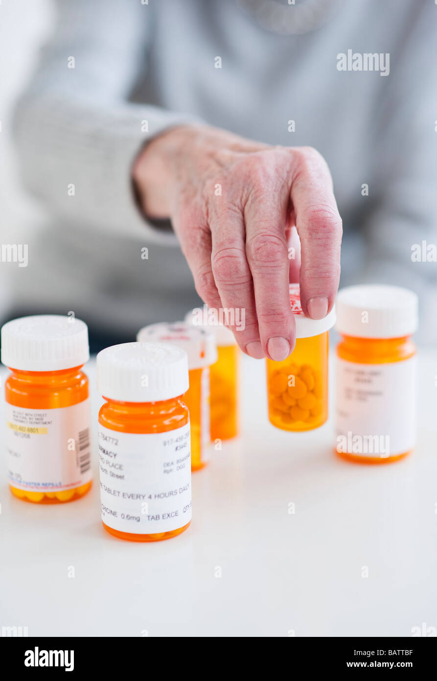Donna senior di prelevare la pillola bottiglia Foto Stock