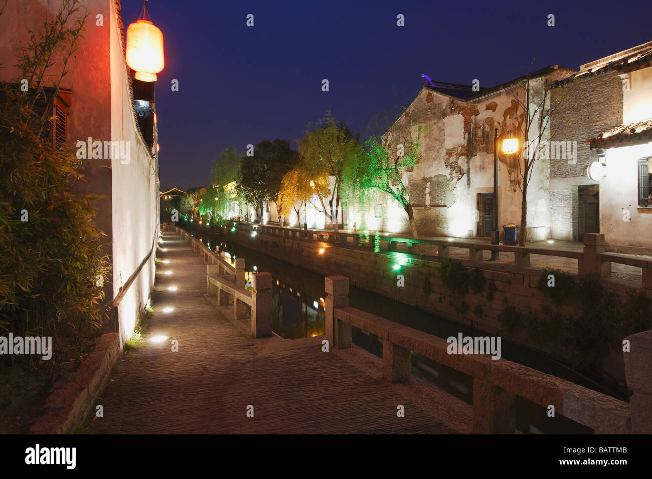 Edifici tradizionale lungo Canal al crepuscolo, Suzhou, Cina Foto Stock
