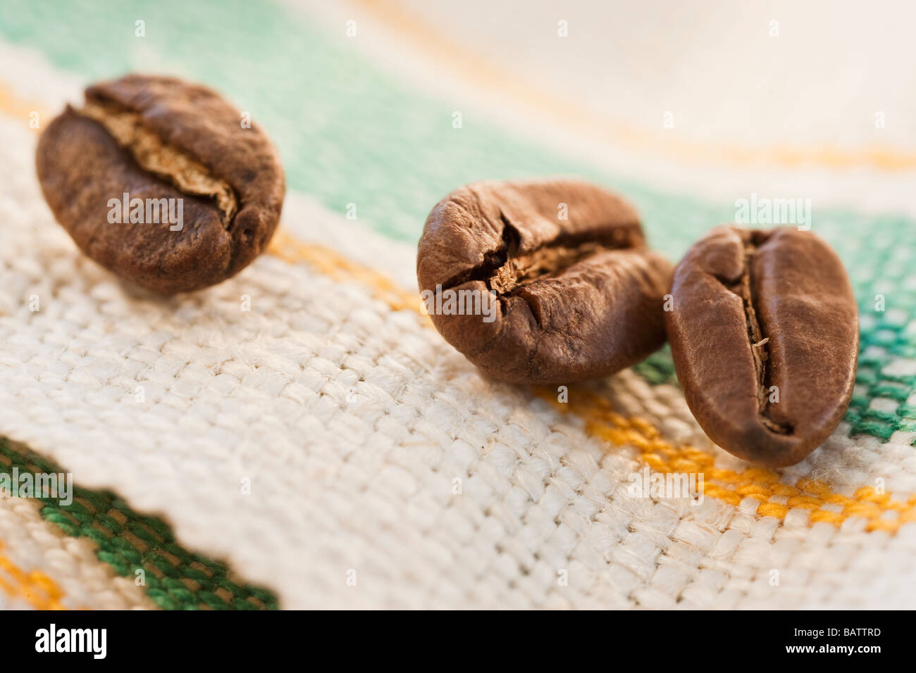3 Arrostire i chicchi di caffè sul tessuto, studio shot Foto Stock
