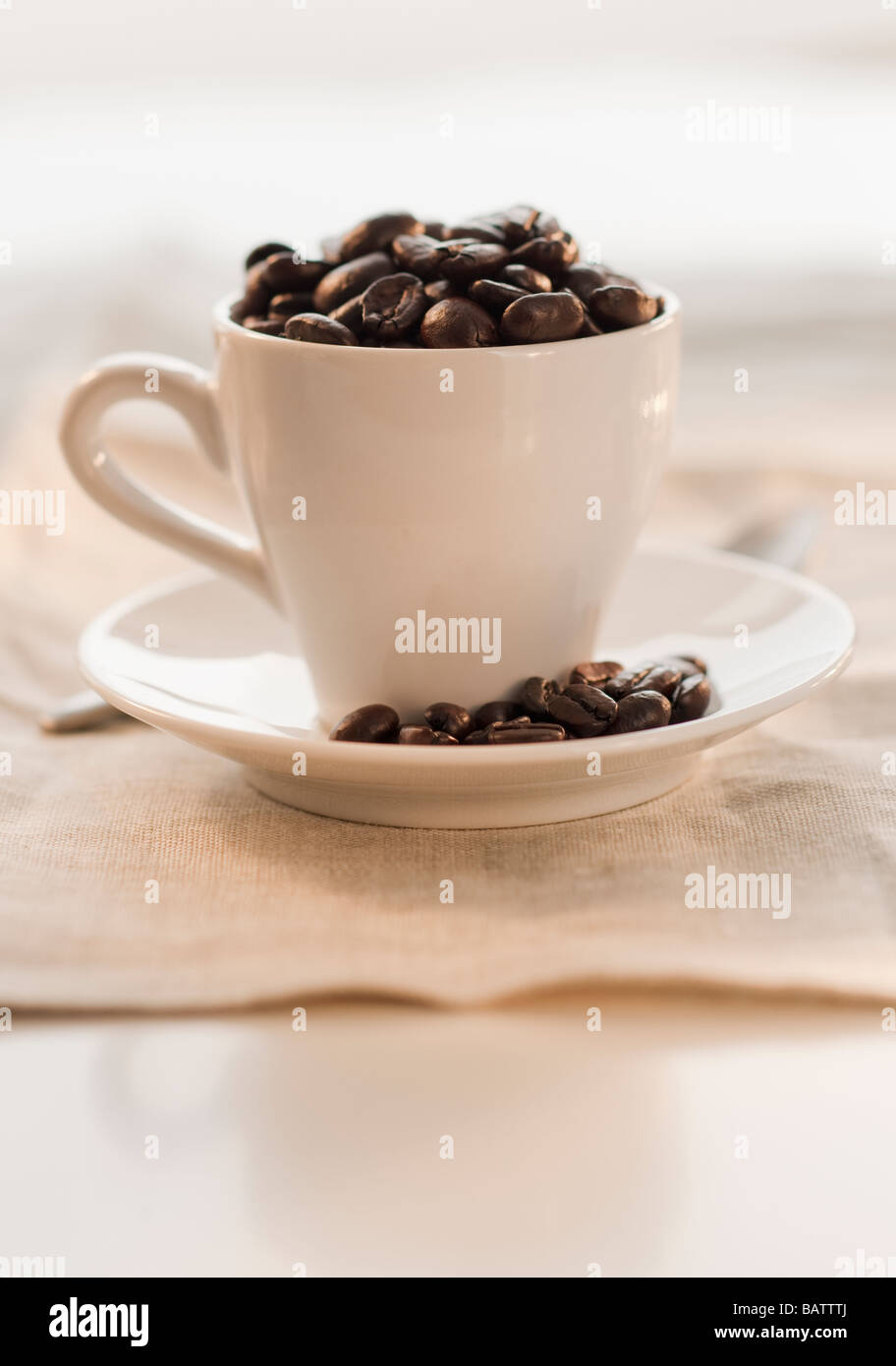 I chicchi di caffè in tazza Foto Stock