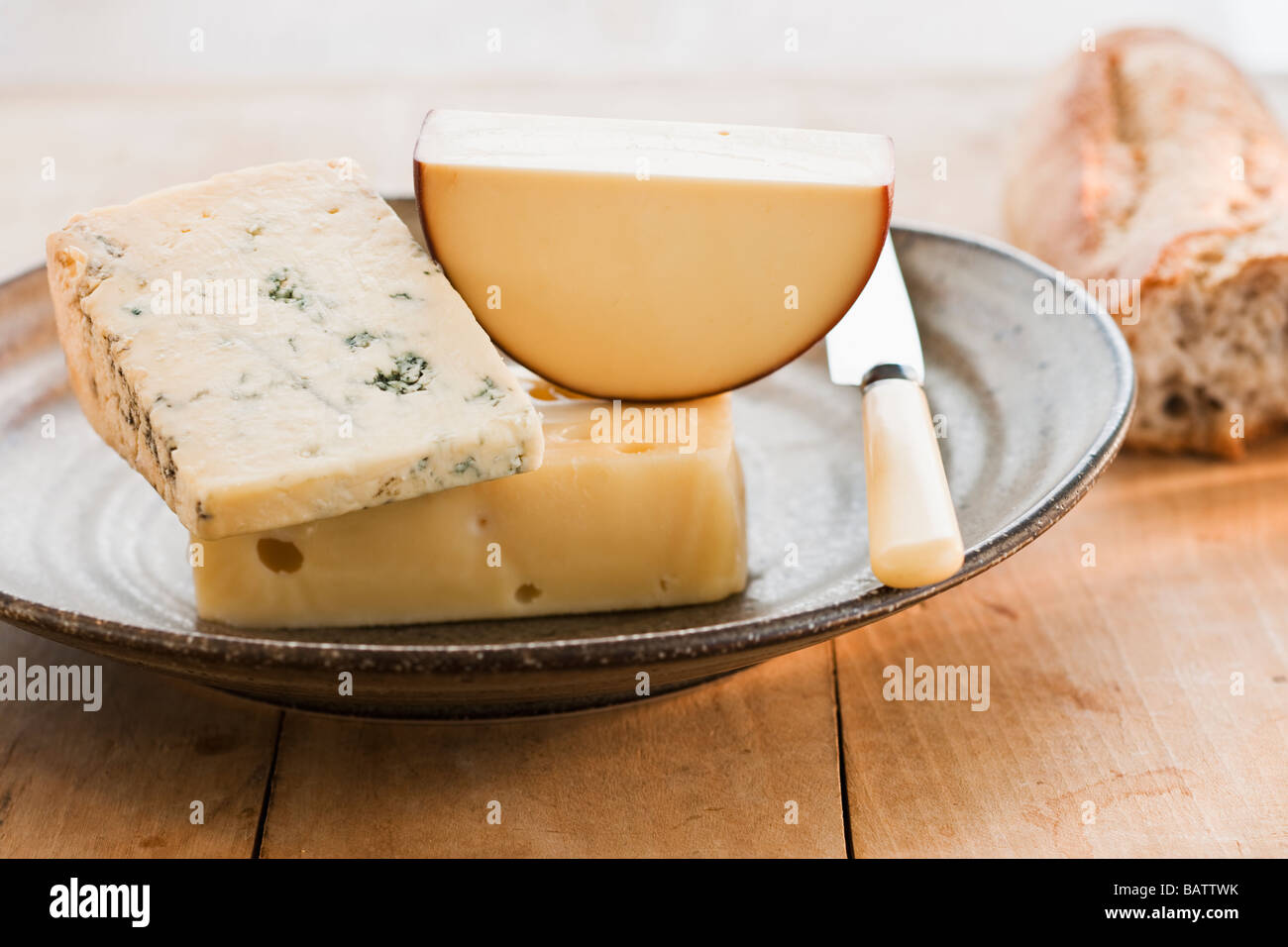 Pezzi di formaggio con uve sullo sfondo Foto Stock