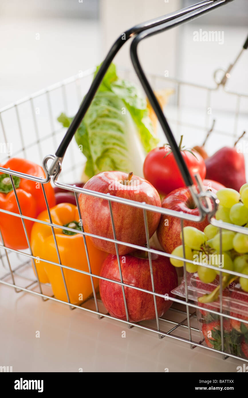 Sacchetto di carta con ripieno di verdure e frutta Foto Stock