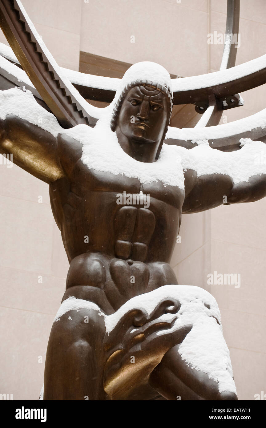 Stati Uniti d'America, New York New York City, Manhattan, Statua di Atlas al Rockefeller Center in inverno Foto Stock