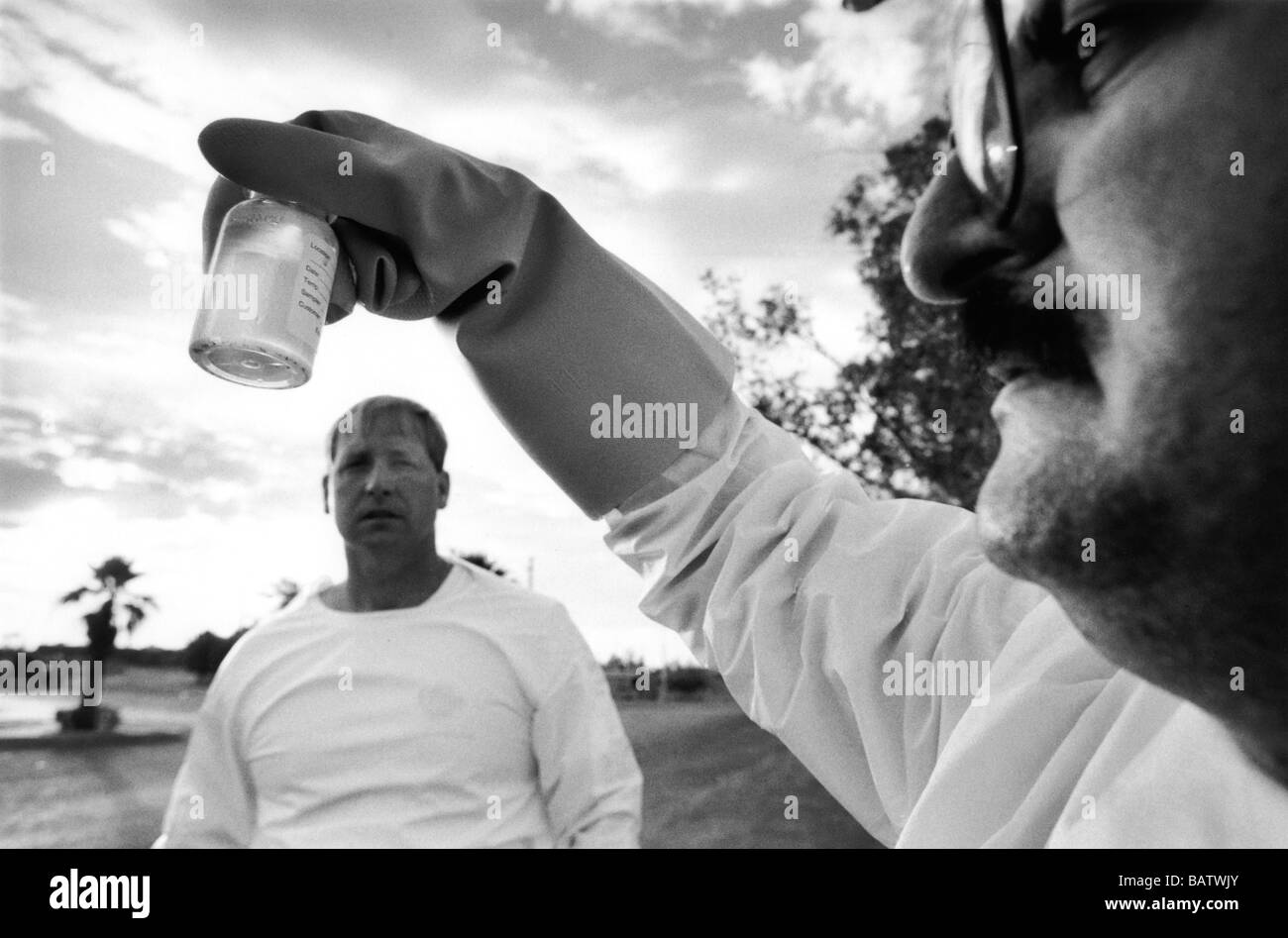 Calexico USA: California il controllo della qualità dell'acqua gli ingegneri della scheda esame di un campione di acqua hanno appena preso dal nuovo River Foto Stock