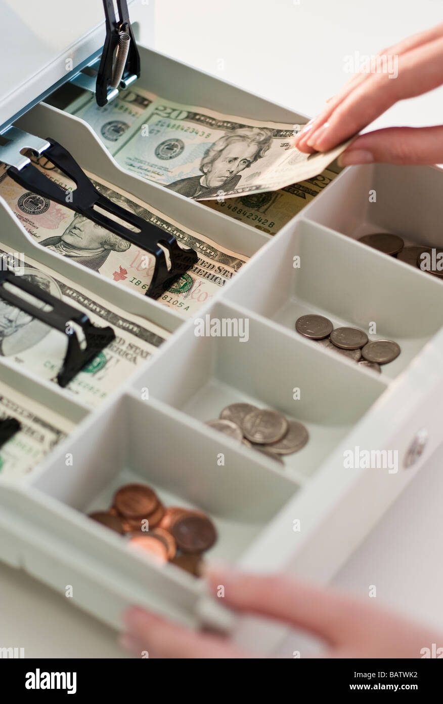 La donna la rimozione di denaro dal registratore di cassa, close-up Foto Stock