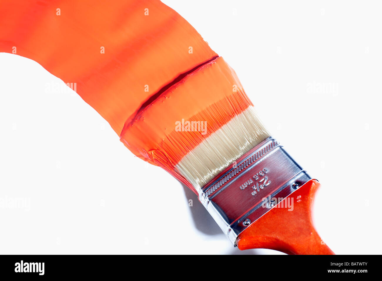 Pennello con vernice arancione Foto Stock