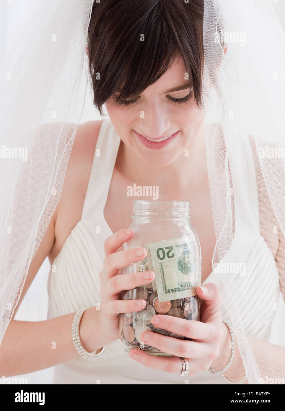 Sposa vaso di contenimento del denaro, studio shot Foto Stock