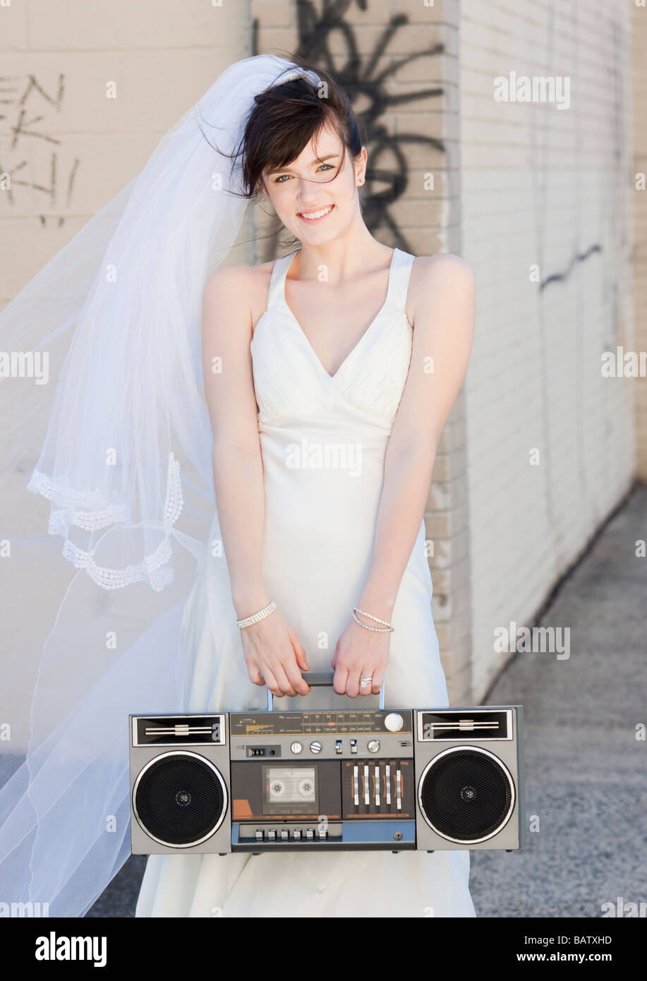 Ritratto di sposa azienda stereo in strada Foto Stock