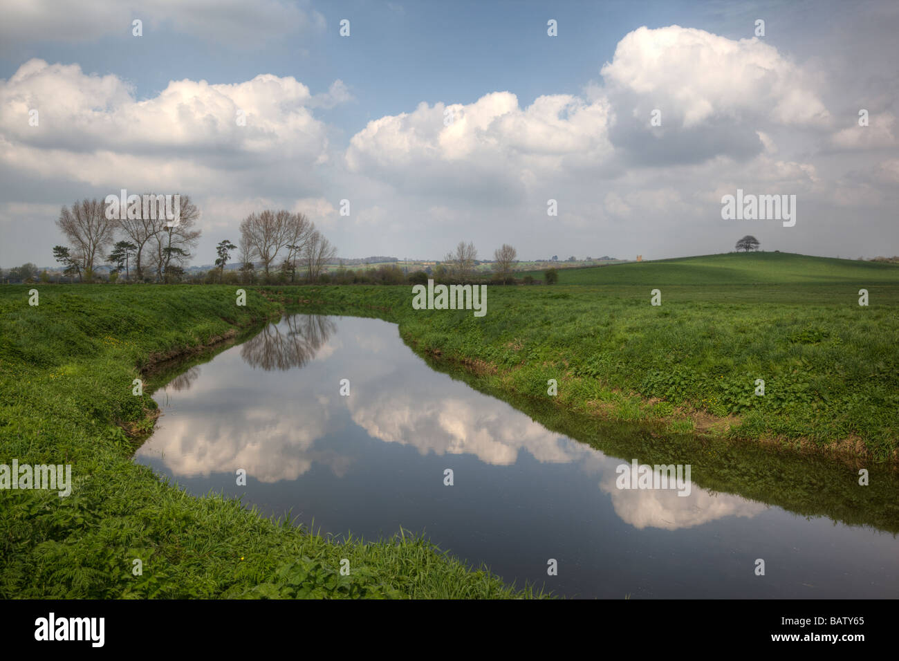 Nuvole riflettono nel fiume Yeo vicino Langport Somerset Foto Stock