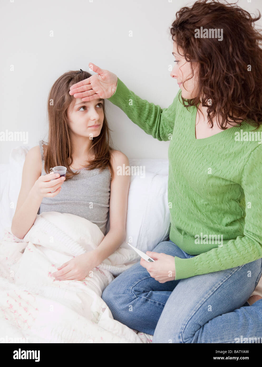 Madre figlia di misurazione (10-11 anni) La febbre Foto Stock