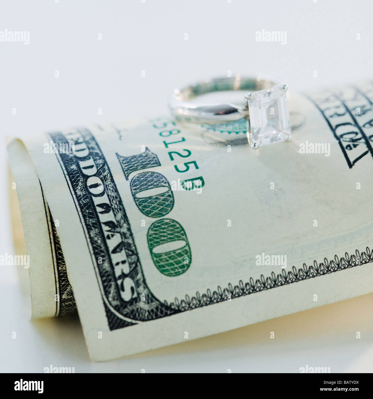 Anello di nozze su un centinaio di dollari Foto Stock
