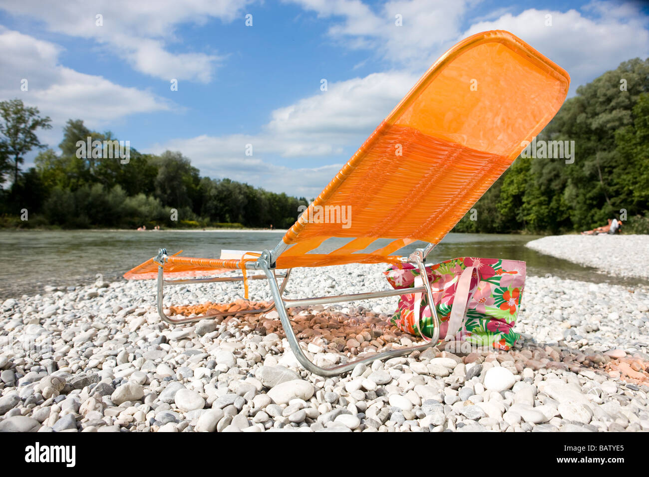 Vuoto lettino arancione sulla riva Foto Stock