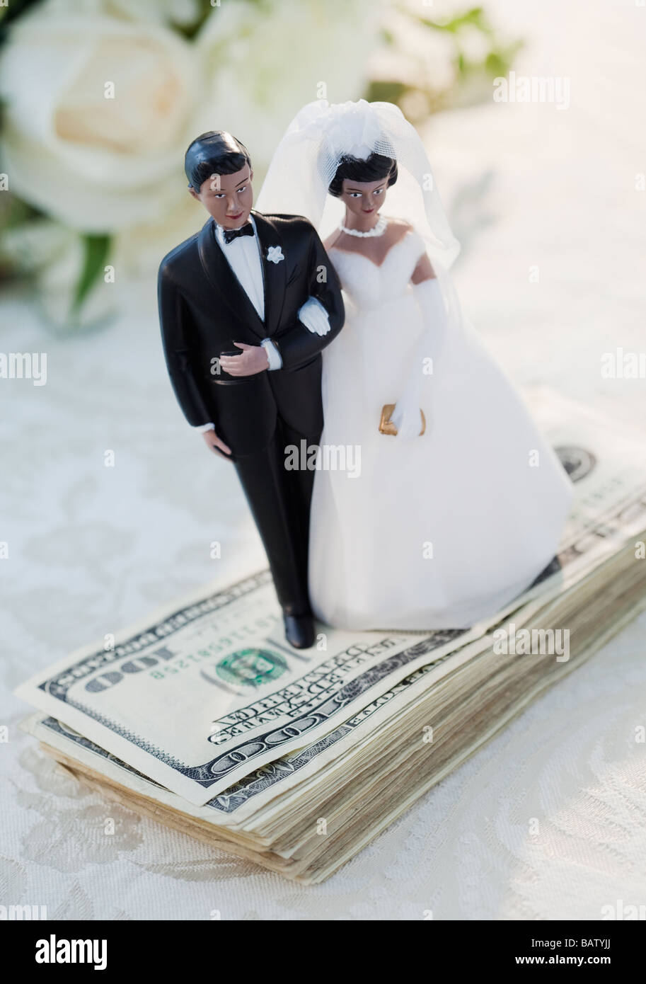 Sposa e lo sposo cake topper sul denaro Foto Stock