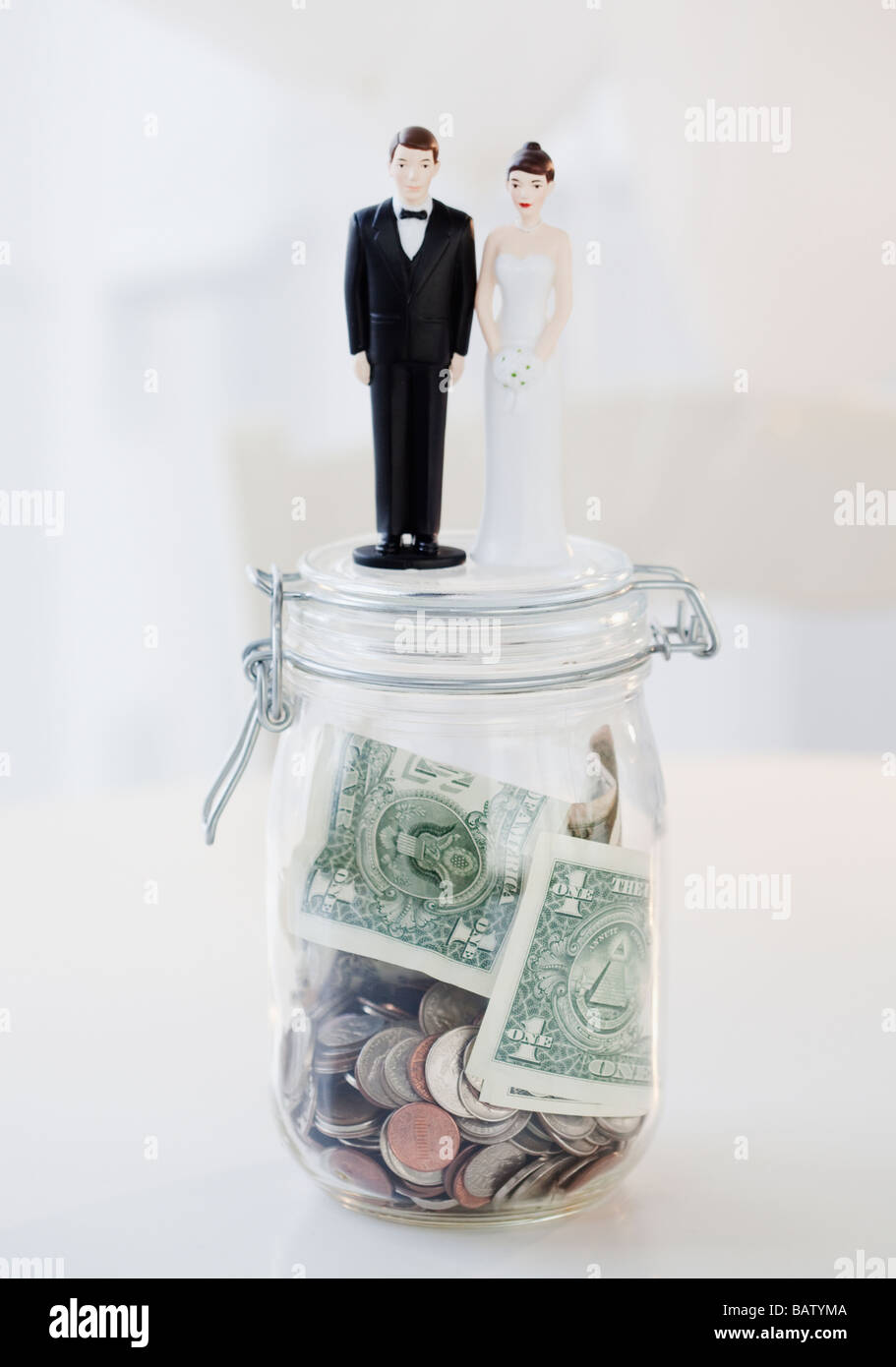 Sposa e lo sposo cake topper sulla giara di denaro Foto Stock