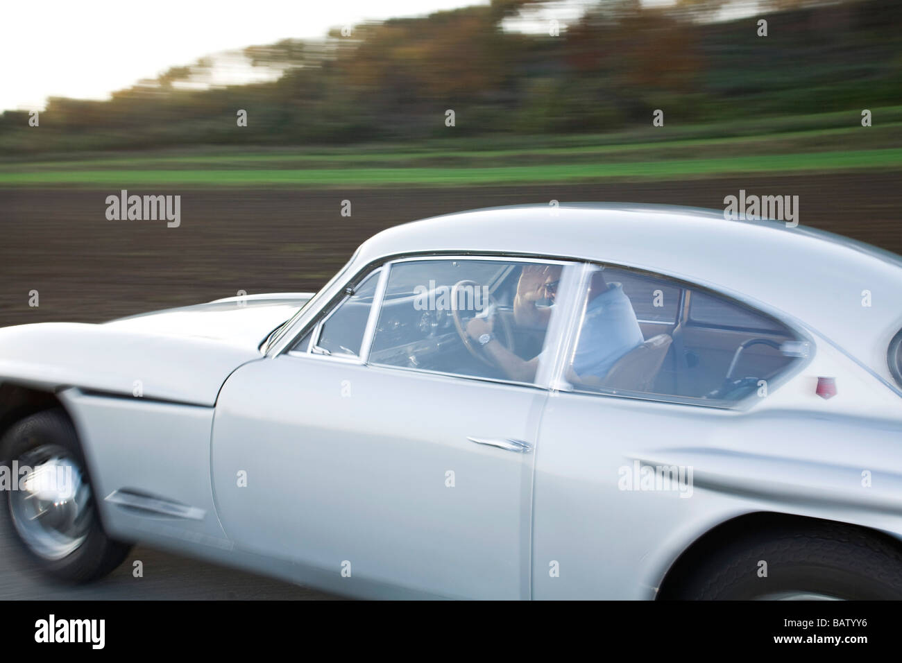 Uomo alla guida di auto classica Foto Stock