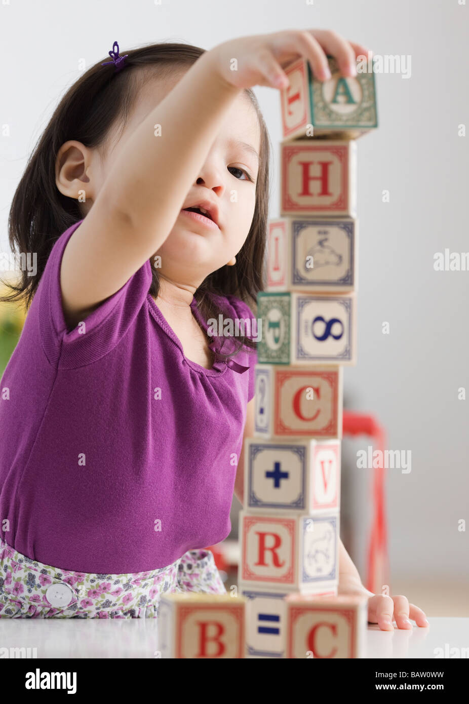 Il Toddler ragazza che gioca con blocchi Foto Stock