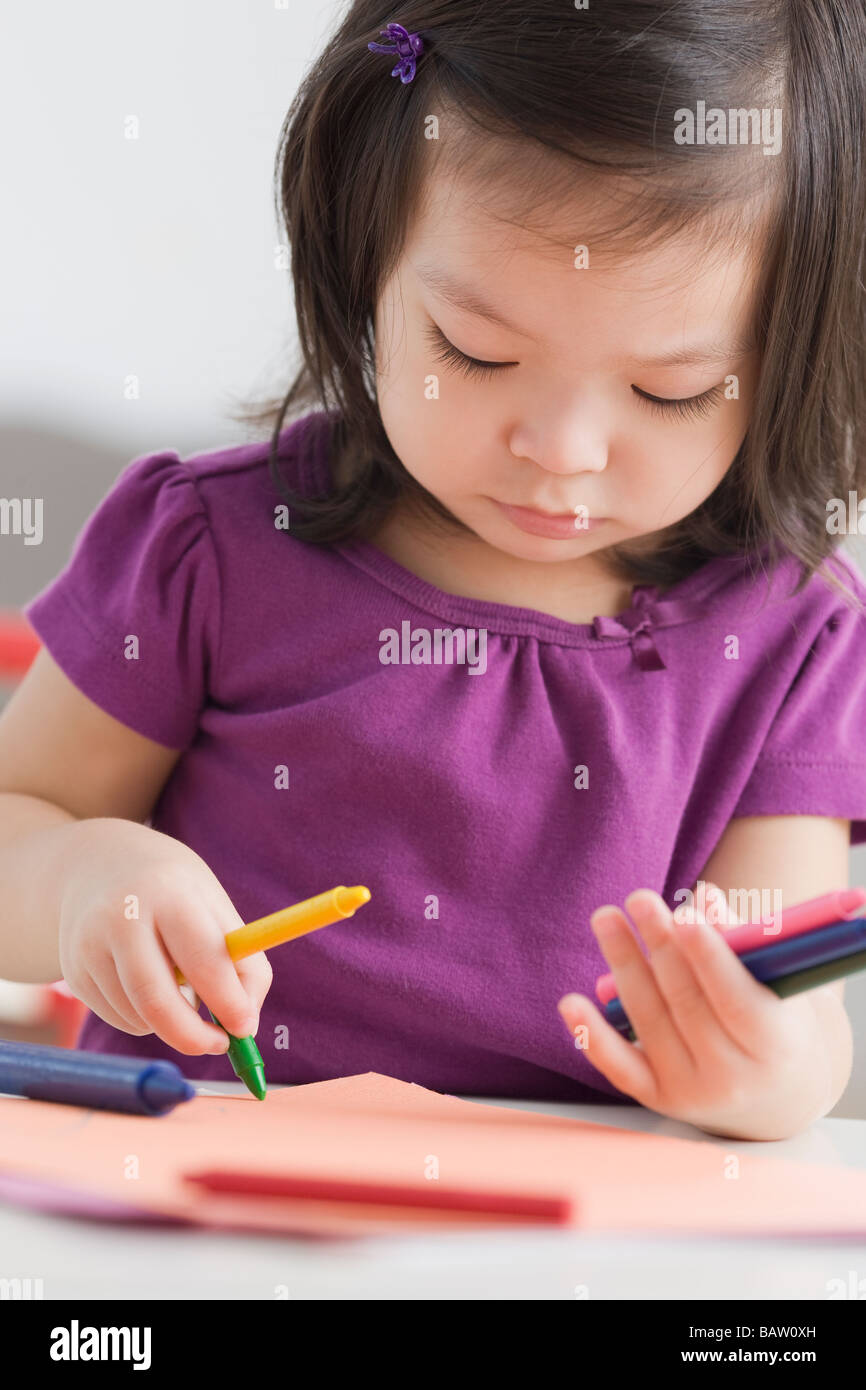 Il Toddler girl colorazione con matite colorate Foto Stock
