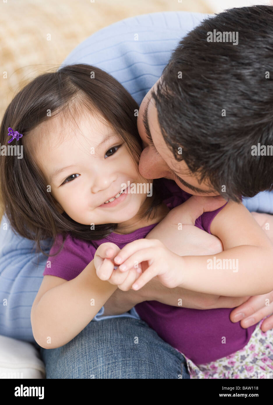 Padre baciare toddler figlia Foto Stock