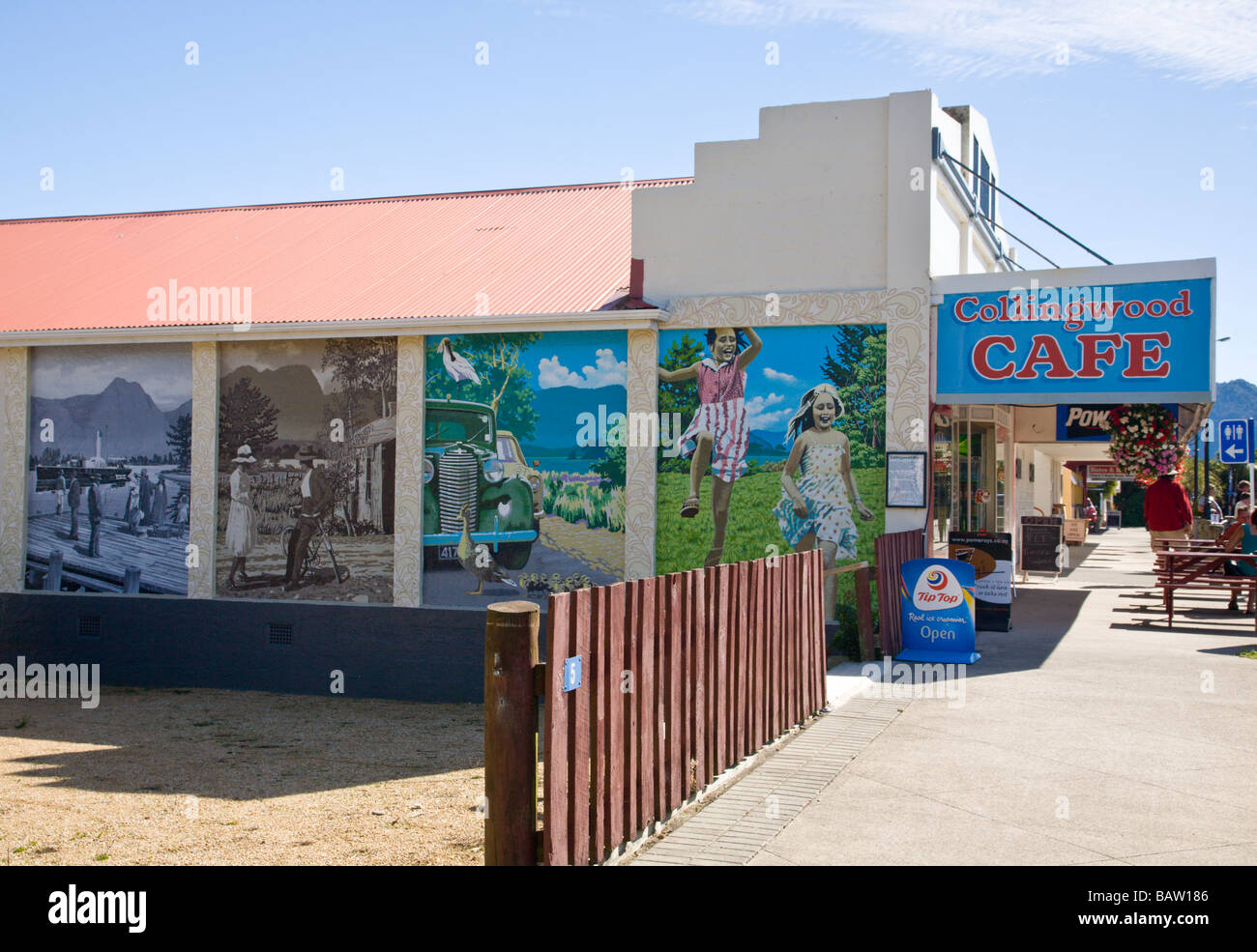 Collingwood Cafe e il murale dipinto da Chris Finlayson Isola del Sud della Nuova Zelanda Foto Stock