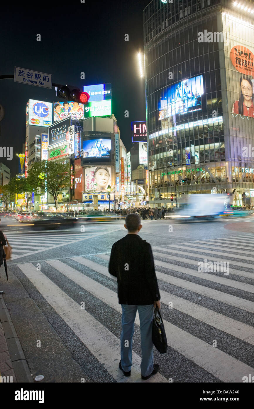 Uomo anziano in attesa in attraversamento di Shibuya Foto Stock