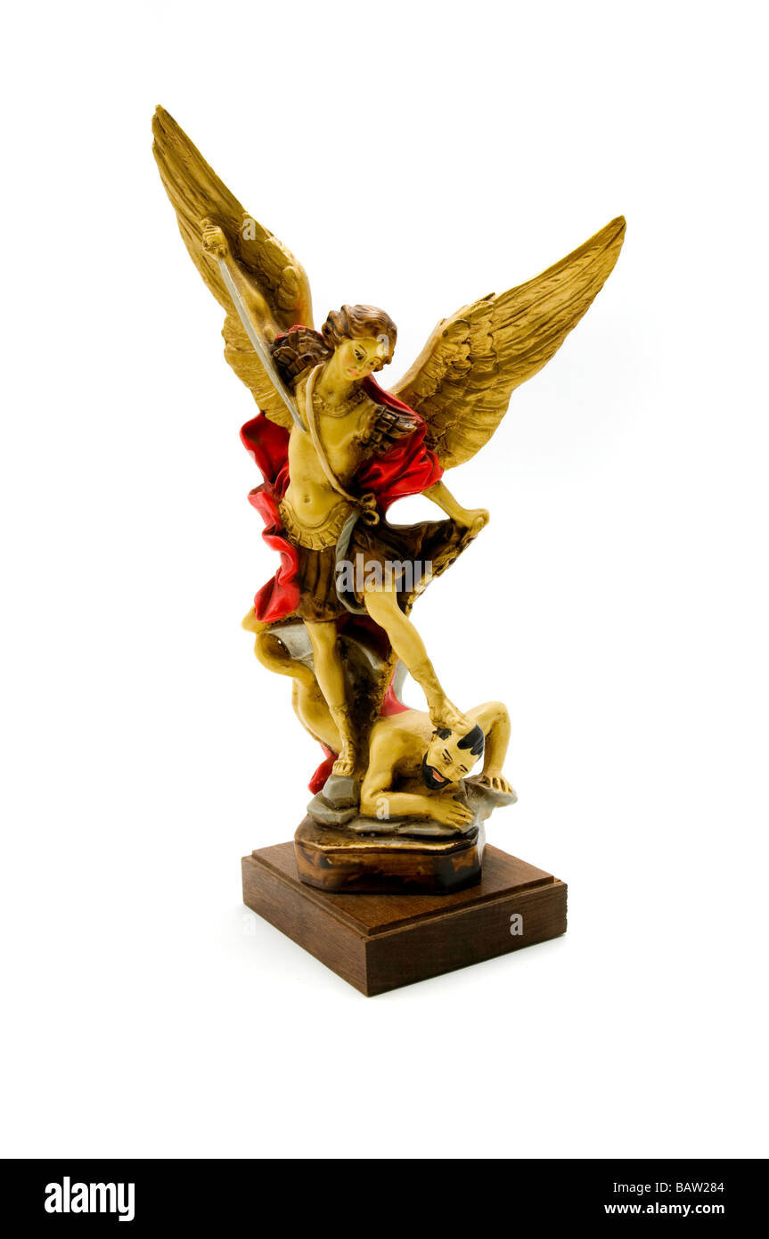 Statua di San Michele Arcangelo calpestare satana su sfondo bianco Foto Stock