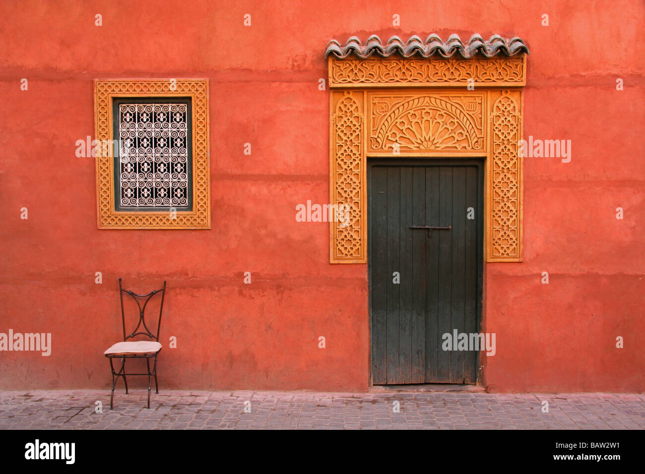 Porta e sedia marrakech marocco Foto Stock