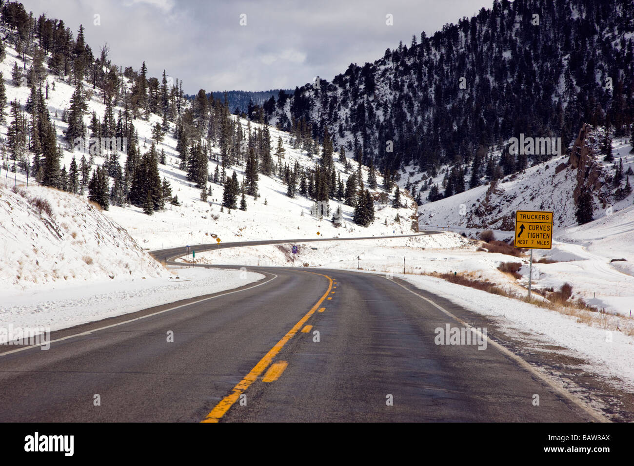 Vista dal conducente la prospettiva della Route 285 tra Fairplay e Buena Vista in una molla di compensazione tempesta di neve Foto Stock