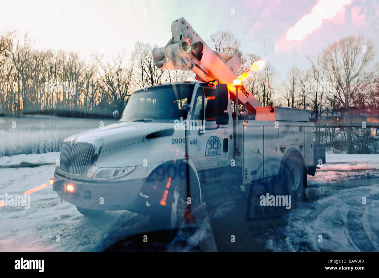 Immagine ingrandita della società elettrica linea carrello parcheggiato su strade coperte di neve cul de sac di Floyd County Indiana Foto Stock