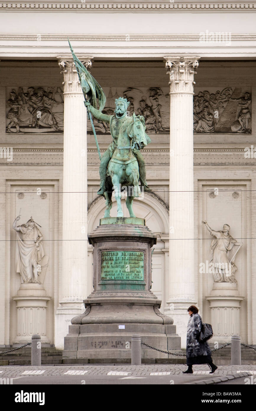 Statua di Godefroid de Bouillon al di fuori di Saint Jacques sur Coudenberg Chiesa - Bruxelles, Belgio Foto Stock