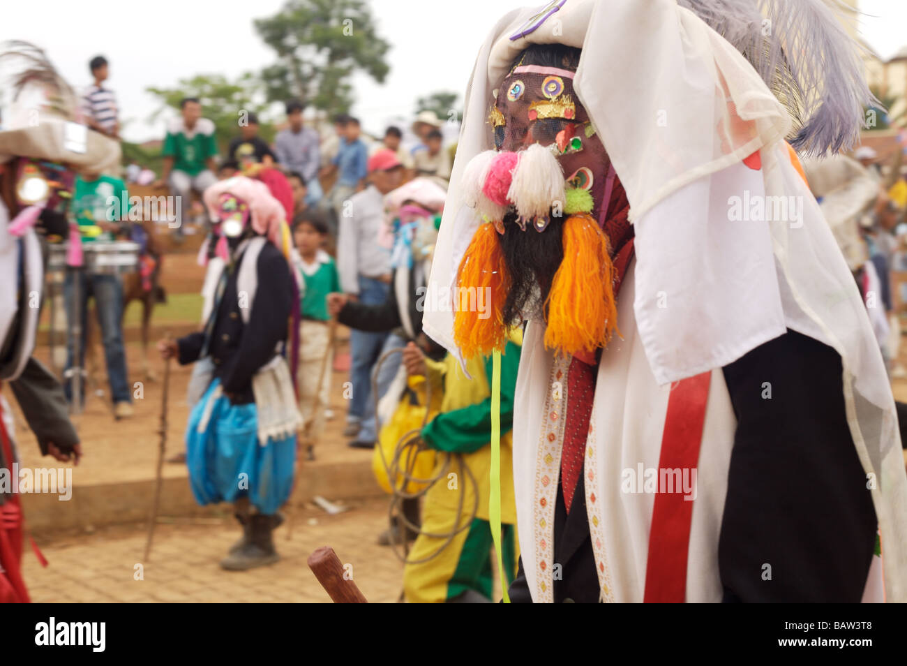 Danze locali dress up in costume in un festival in Bolivia Apolo Foto Stock