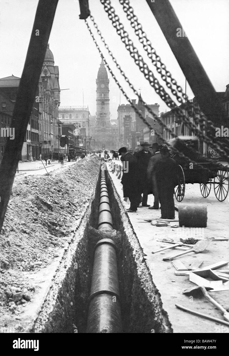 Installazione di un tubo di acqua,Nord ampia guardando a sud,Philadelphia,PA Foto Stock