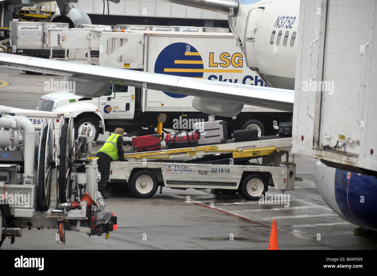Operazioni di carico e scarico bagagli in aeroporto Foto stock - Alamy