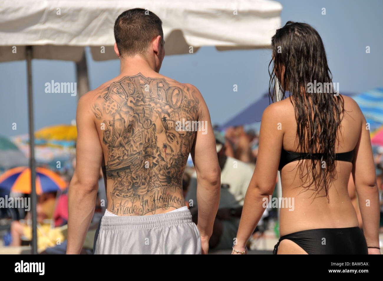 Hollywood Florida USA tatuato giovane sulla spiaggia. Foto Stock