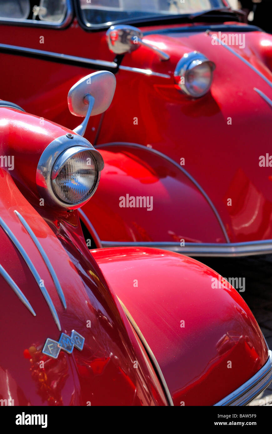 Due Messerschmitt KR200 microcars dopo il giorno di maggio gioia ride parcheggiato nel parco Kaivopuisto, Helsinki. Il carnevale solo come celebr Foto Stock