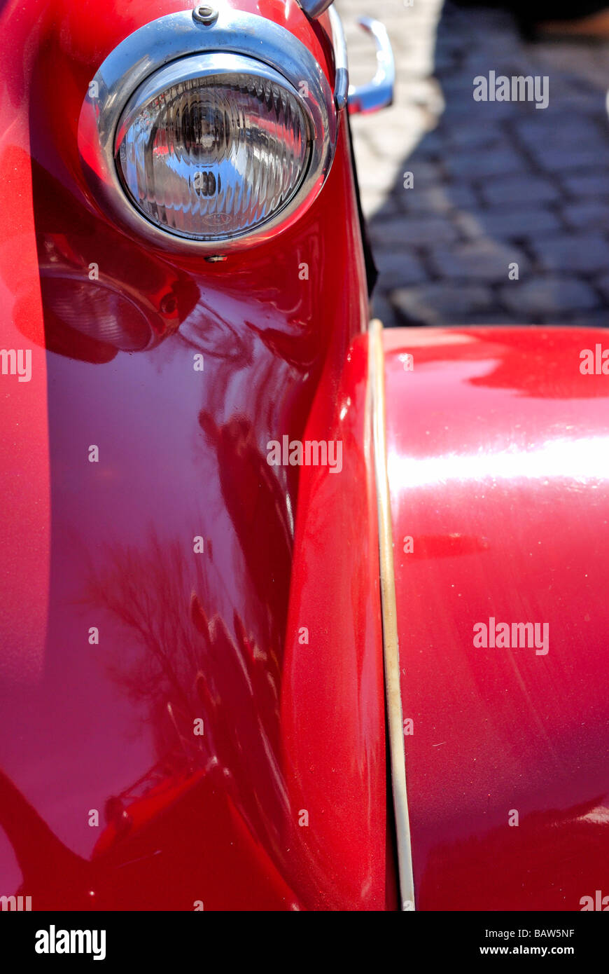 La luce della testa della Messerschmitt KR200 microcar dopo il giorno di maggio gioia ride parcheggiato nel parco Kaivopuisto, Helsinki. L'unica vettura Foto Stock