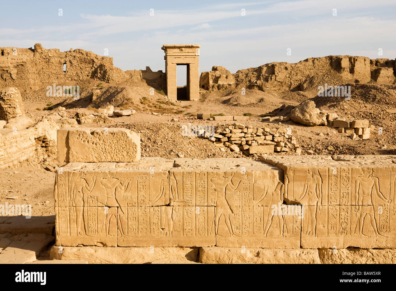 Pareti esterne e di gate a Dendera tempio, Valle del Nilo, Egitto, Nord Africa Foto Stock