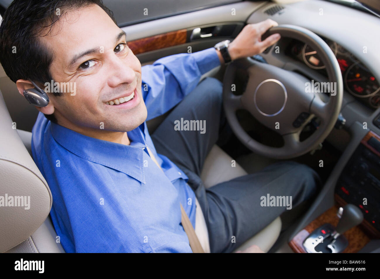 Imprenditore ispanica guida con auricolare Foto Stock