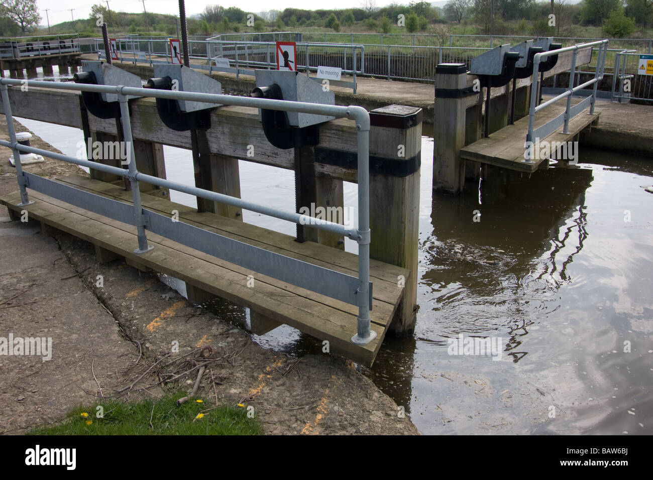 Legno in legno cancelli di blocco apertura percorso fluviale facchini bloccare fiume medway kent england Regno Unito Europa Foto Stock