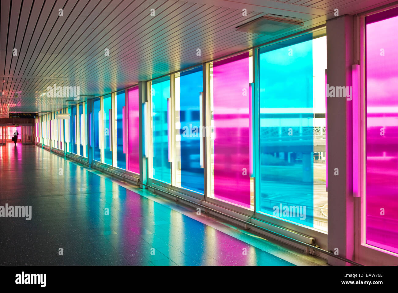 Corridoio con finestre colorate all'aeroporto di Arlanda Foto Stock