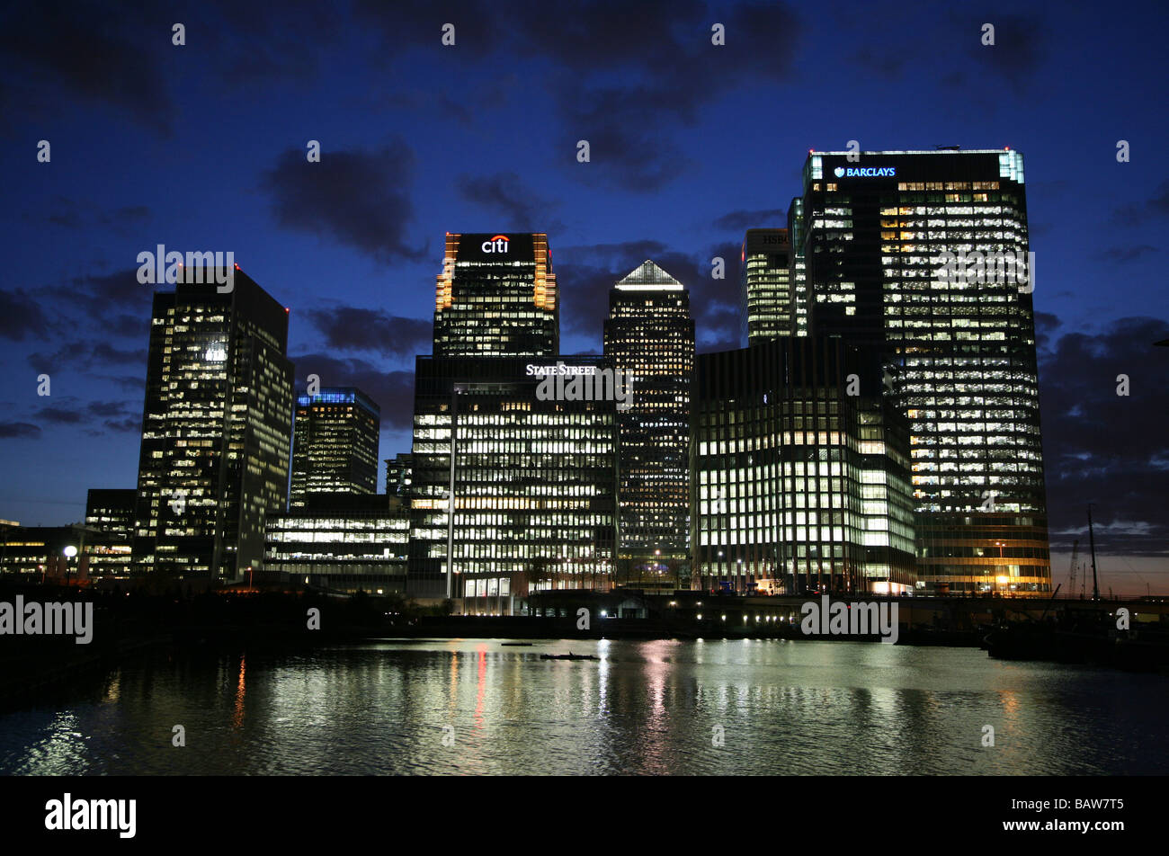 Canary Wharf uffici riflessi nell'acqua dei Docklands di Londra Foto Stock
