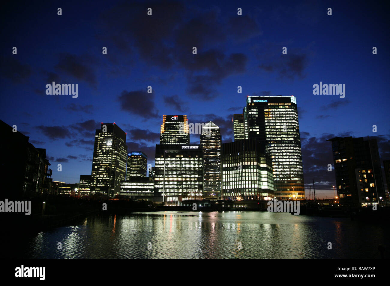 Canary Wharf uffici riflessi nell'acqua dei Docklands di Londra Foto Stock